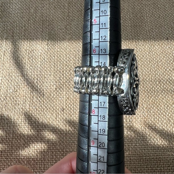 Silver tone intricate cocktail signet ring floral stretch band elastic 7 to 9.5 - Picture 2 of 5